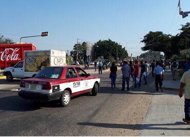 Maestros bloquean accesos a aeropuerto y central camionera de Oaxaca