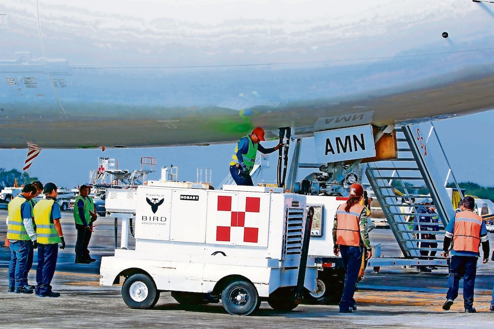La turbosina en México se vende más cara que en EU y las aerolíneas transfieren el costo a los pasajero. Archivo El Universal