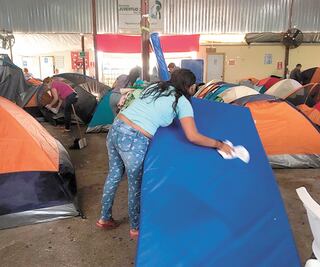 Con cloro, migrantes se blindan de una desgracia más