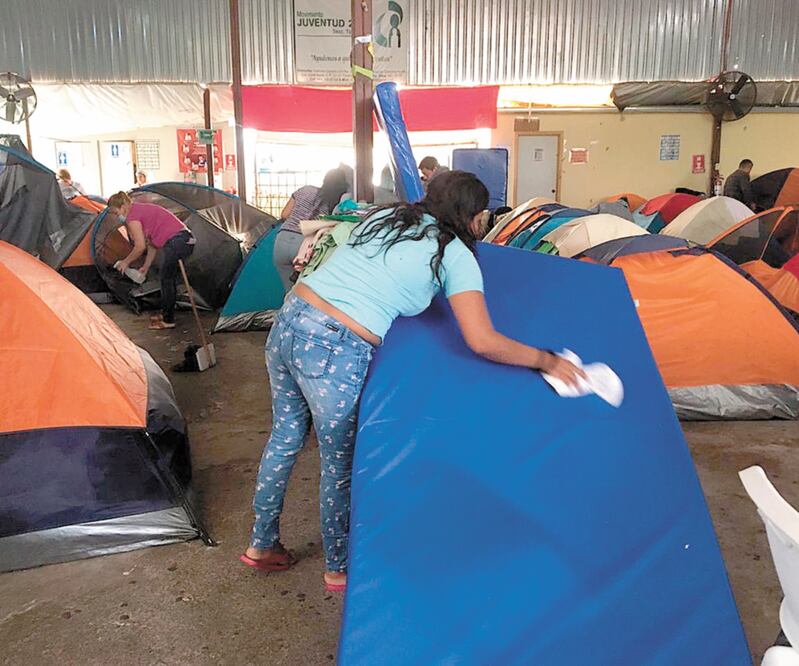 Casi un ciento de migrantes que se encuentran en el albergue Juventud 2000, en la ciudad de Tijuana, se esmeran en desinfectar sus casas de campaña y sus pertenencias para protegerse de un virus que representa una amenaza mortal. Foto: GABRIELA MARTÍNEZ