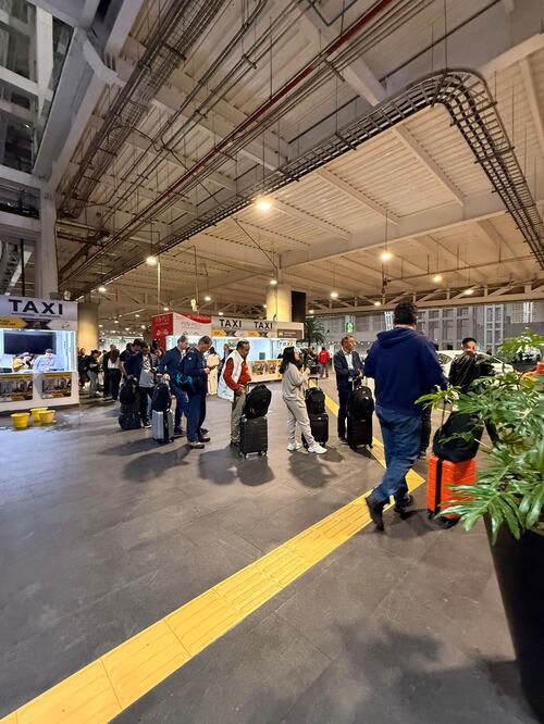 Vuelos demorados y cancelados por la inundación de las pistas. Foto: @1Libelula1971 en X.