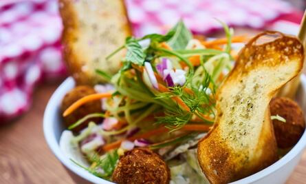 Vegetariano descubre en ticket el apodo que le colocó un mesero y la reacción es sorprendente