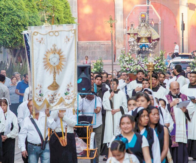 Más de 300 creyentes realizaron una procesión con la imagen de la Virgen de El Pueblito para pedirle que los proteja del coronavirus. DEMIÁN CHÁVEZ. EL UNIVERSAL