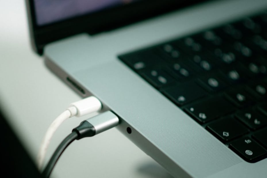 La computadora suministra energía al celular de manera más lenta. Foto: Unsplash