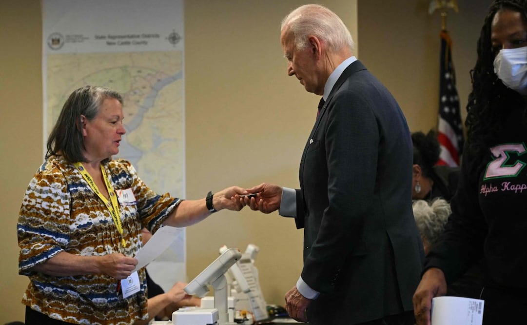 El presidente de Estados Unidos, Joe Biden, emite su voto anticipado en las elecciones generales de 2024 en New Castle, Delaware, el 28 de octubre de 2024. Foto: AFP