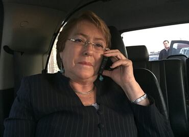 Bachelet llama a Kuczynski y lo felicita por resultados en Perú