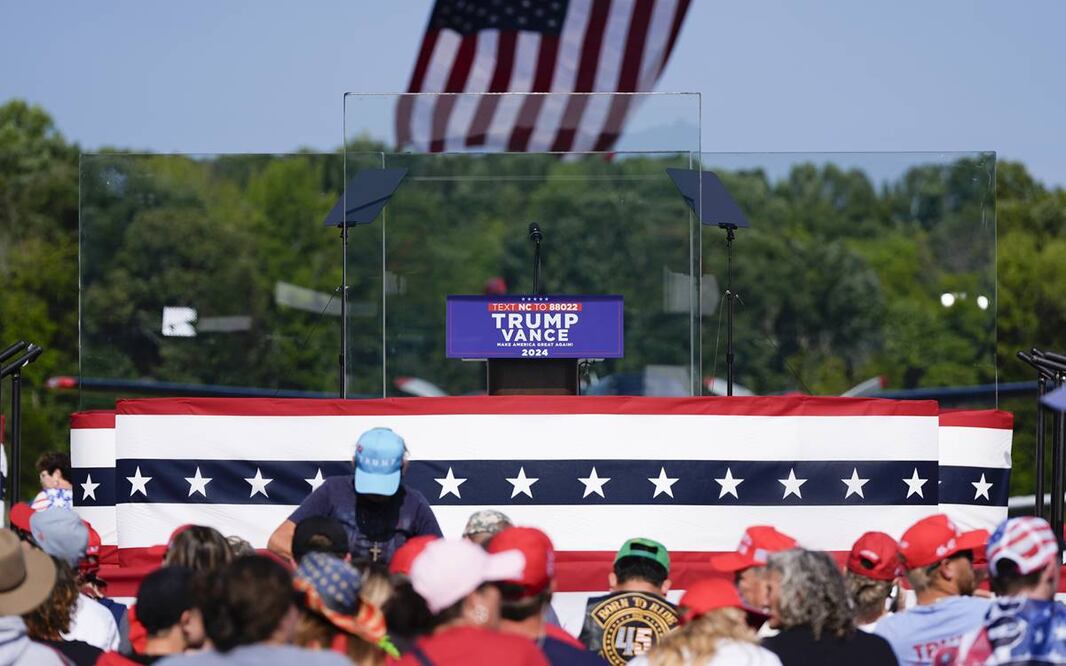 Se coloca un escenario al aire libre cubierto con vidrio a prueba de balas mientras los partidarios llegan para escuchar al expresidente Donald Trump. Foto:AP