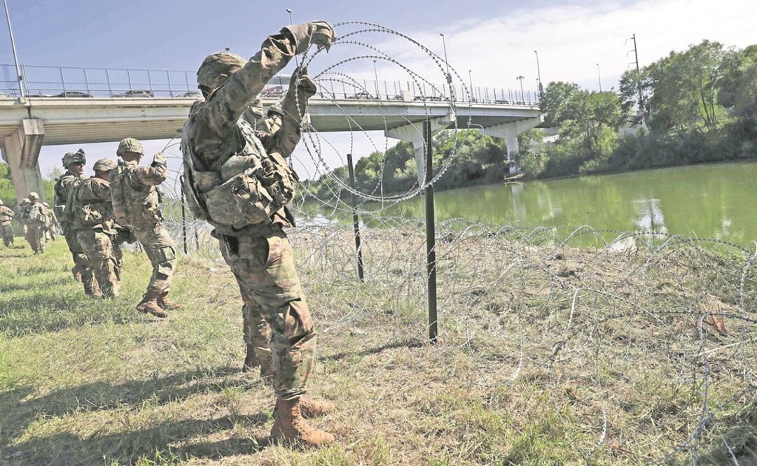 Soldados estadounidenses instalan alambre de púas, alrededor del río Grande, en Texas. Trump dijo que los militares podrían llegar a los 15 mil. Foto: JOHN MOORE. AFP