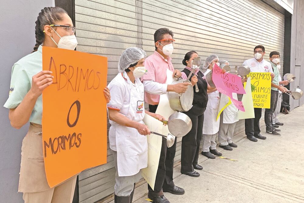 Ayer, personal de Potz ollcalli de Plaza Tlatelolco protestó para que le permitan operar. Foto: BERENICE FREGOSO. EL UNIVERSAL