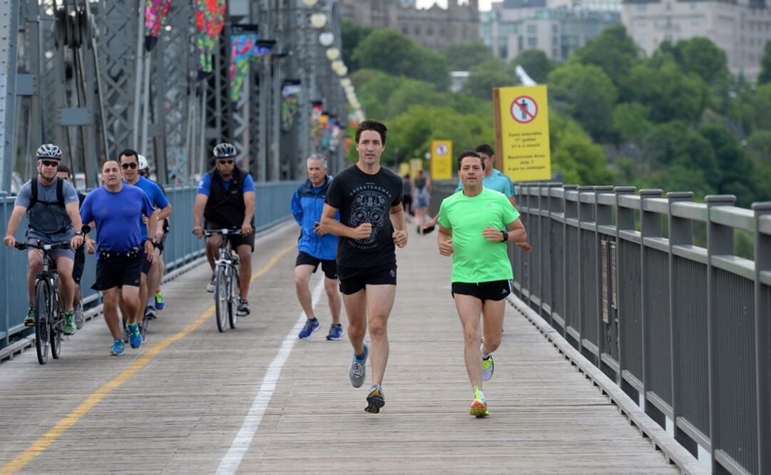 Durante el segundo día de actividades de Peña Nieto en Canadá, el primer ministro, Justin Trudeau, y el mandatario mexicano iniciaron sus actividades con una carrera por el puente Alexandra Bridge, sobre el río Ottawa. Foto: AP