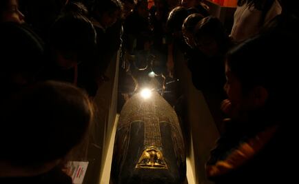 Museos de Egipto dejan a turistas tomarse selfies gratis con momias