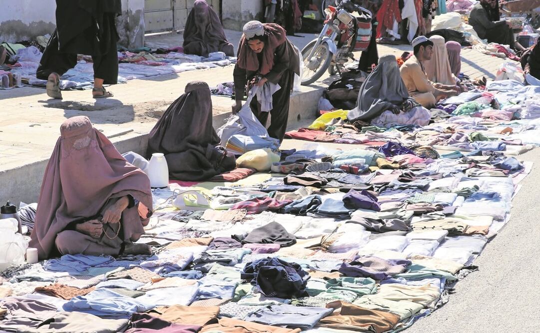 Afganas venden ropa y artículos domésticos usados ​​en una carretera en Kandahar. Foto: EFE