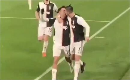 El accidental beso entre Cristiano Ronaldo y Paulo Dybala