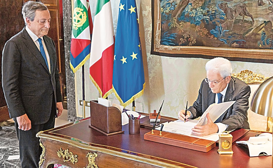El presidente italiano, Sergio Mattarella, firmó ayer un documento mientras se reunió con el primer ministro interino, Mario Draghi, en el Palacio del Quirinal, en Roma.