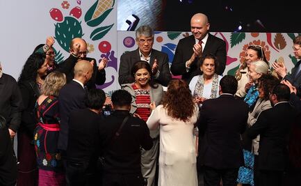 Crónica. Simpatizantes de Clara Brugada celebran informe de 100 días; con porras y batucada arman fiesta afuera del Auditorio Nacional