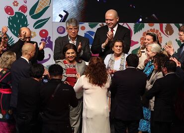 Crónica. Simpatizantes de Clara Brugada celebran informe de 100 días; con porras y batucada arman fiesta afuera del Auditorio Nacional