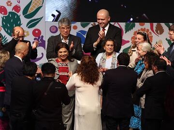 Crónica. Simpatizantes de Clara Brugada celebran informe de 100 días; con porras y batucada arman fiesta afuera del Auditorio Nacional