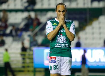 Landon Donovan orina en entrenamiento del León