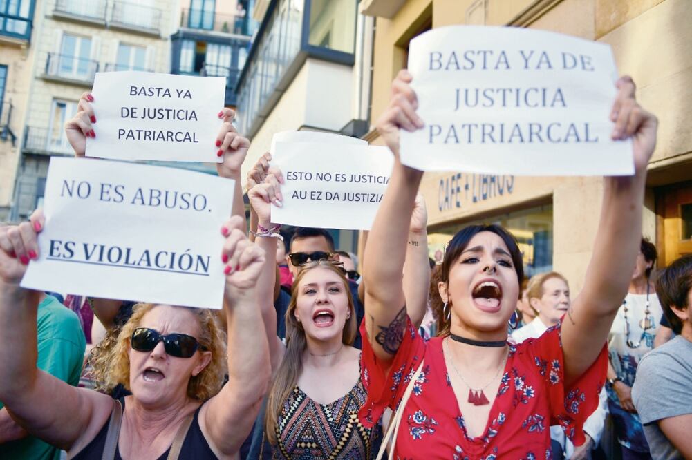 Manifestantes expresaron en Pamplona su rechazo a la liberación de los cinco acusados de “La Manada”, un caso de violación que impactó a España. Foto: ALVARO BARRIENTOS. AP
