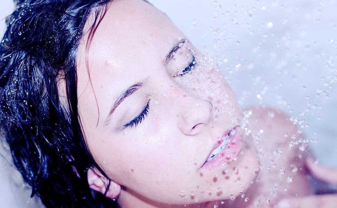 El agua fría puede tener muchos beneficios para la piel / Foto: Pexels