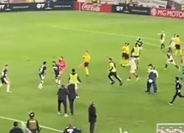 VIDEO: Jugadores protagonizan tremenda batalla campal en la Copa Sudamericana