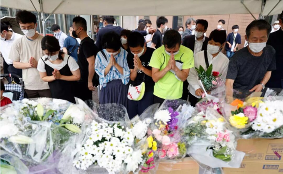 Ramos de flores en recuerdo del ex primer ministro japonés Shinzo Abe en el lugar en el que fue asesinado en Nara. Foto: Rodrigo Reyes Marin/ZUMA Press W / DPA