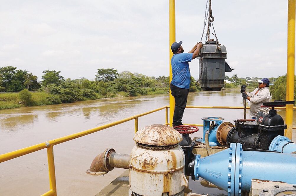El director de la Comisión Estatal de Agua y Saneamiento, Alejandro de la Fuente, asegura que diario realizan un análisis a las plantas tratadoras. ARCHIVO EL UNIVERSAL