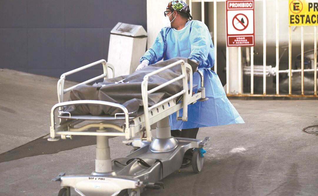 Personal médico traslada el cadáver de una persona víctima de Covid-19 al anfiteatro del Hospital General en Ciudad Juárez, Chihuahua, entidad donde los casos han repuntado en los últimos días. Foto: ChrIstian Torres. EL UNIVERSAL