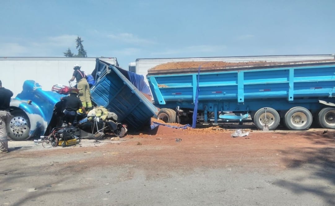La tarde de este martes se registró un accidente en el kilómetro 17 de la carretera federal México- Puebla a la altura de la colonia Jorge Jiménez Cantu, perteneciente al municipio de Ixtapaluca. Foto: Especial