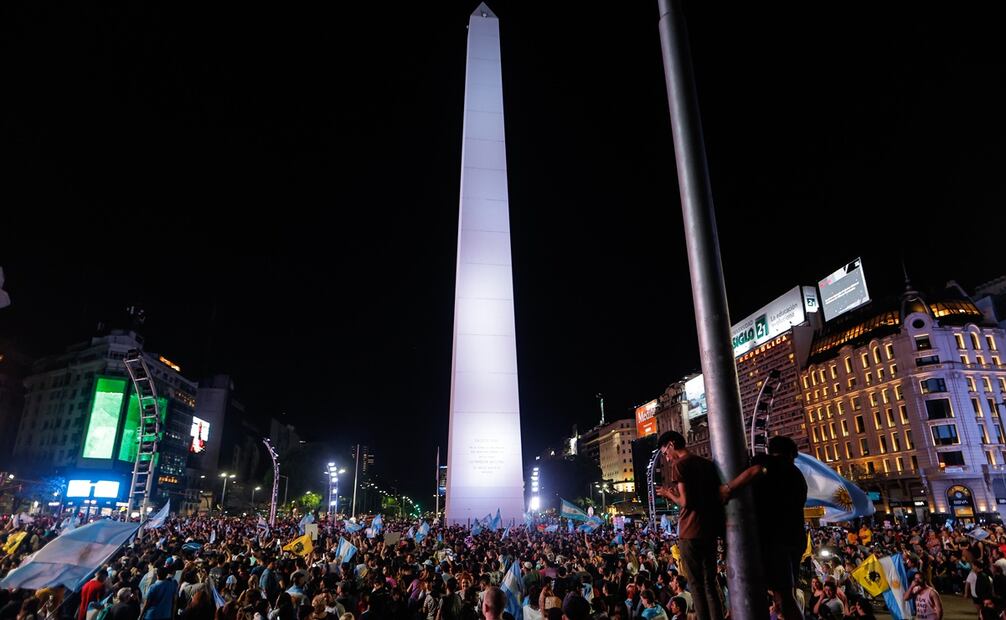 Simpatizantes del presidente electo de Argentina, Javier Milei, celebran en las calles tras conocer los resultados que le dieron como ganador del balotaje tras la jornada electoral de segunda vuelta, hoy, en Buenos Aires. Foto: EFE