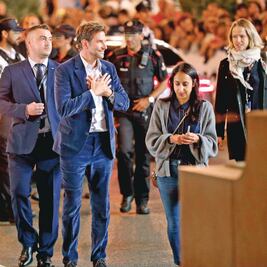 Bradley Cooper consiente a sus fans