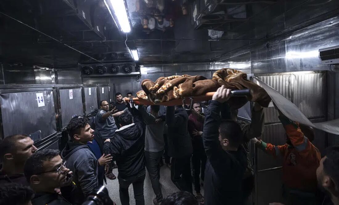 El cuerpo de un palestino asesinado por un ataque aéreo israelí, es trasladado a la morgue del hospital Al-Shifa en la Ciudad de Gaza. Foto: AP