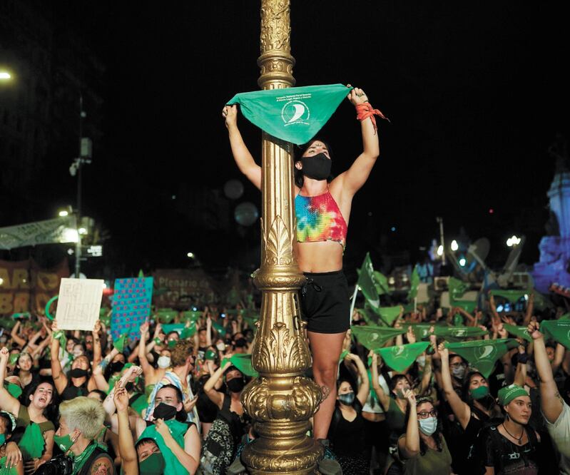 Activistas celebraban ayer en Buenos Aires la legalización del aborto en el país. VICTOR CAIVANO. AP