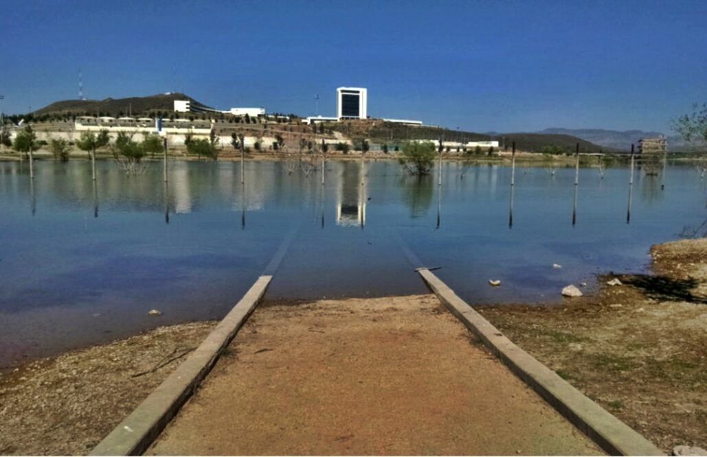 A tres años de haber sido terminado, alrededor de 40% del parque El Rejón de la capital de Chihuahua permanece bajo el agua. 