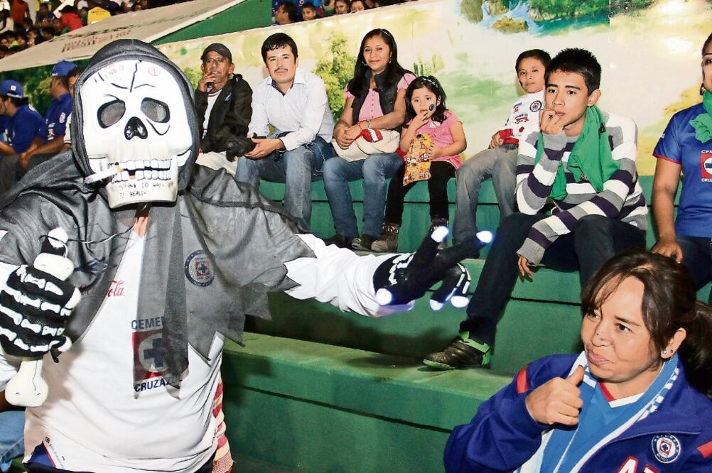 En redes sociales se convocó a la afición de Cruz Azul para que asista de negro al duelo vs Pachuca. (FOTO: JAM MEDIA)