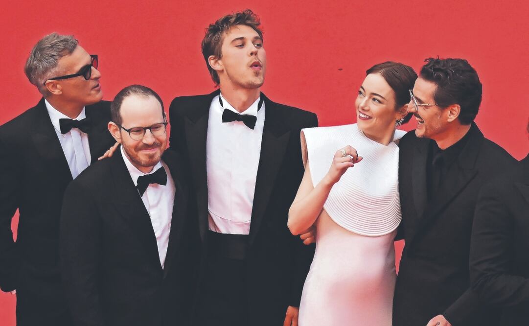 Joaquin Phoenix, el director Ari Aster, Austin Butler, quien intentaba ahuyentar una abeja de Emma Stone, y Pedro Pascal posaron juntos a su llegada a Eddington, cinta en competencia oficial. Fotos: AFP Y EFE