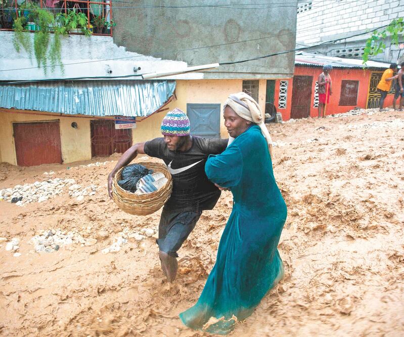 El barrio de Pétion ville, Haití, quedó afectado tras el paso de la tormenta tropical Laura, que se prevé se convierta en huracán mañana 25 de agosto y azote a Estados Unidos. Foto: AFP
