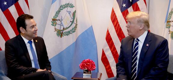 Trump discute con el presidente de Guatemala sobre migración y seguridad