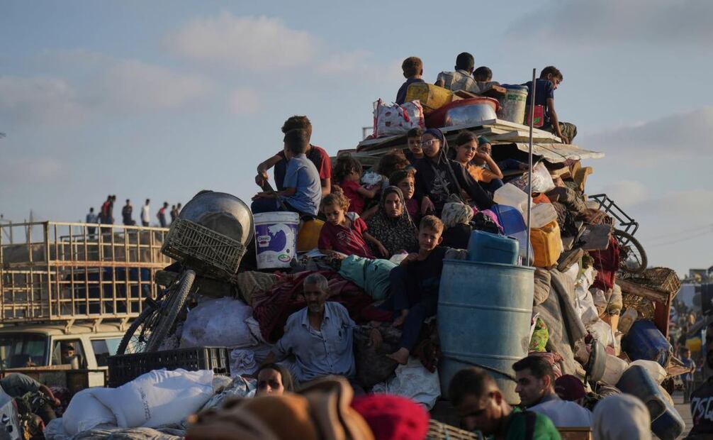 Palestinos desplazados huyen del norte de Gaza a pie y en vehículos, transportando sus pertenencias por la carretera costera hacia el sur de Gaza, el lunes 15 de septiembre de 2025. Foto: AP