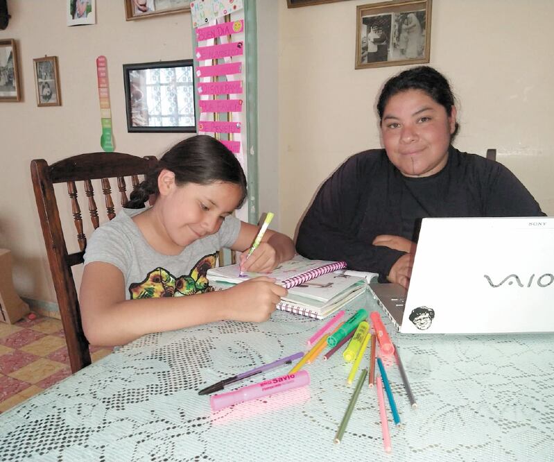 Poco a poco, Iris Cortés y su hija se han acostumbrado a la educación a distancia. Foto: ESPECIAL