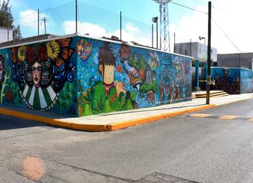 Artistas urbanos pintan mural en escuela de Tultepec