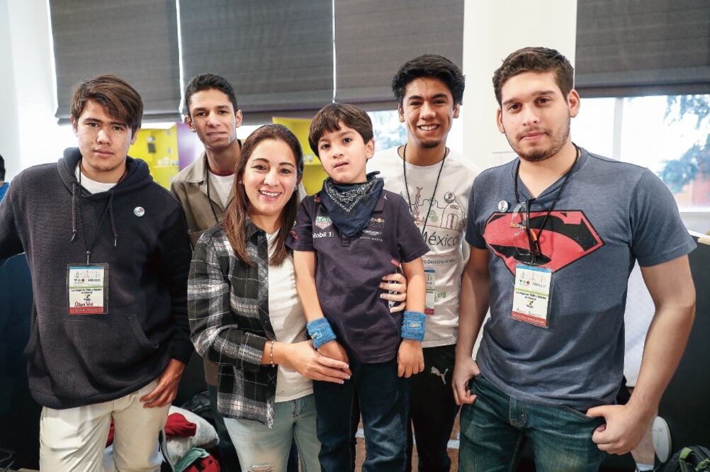 Emiliano fue invitado a participar en el Innovatón, que convocó a estudiantes a mejorar la calidad de vida de 15 niños con discapacidad (YADÍN XOLALPA. EL UNIVERSAL)
