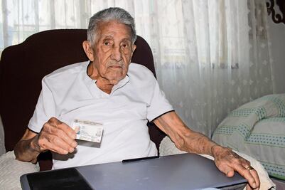 Don Jesús, en postración, sufraga en su domicilio