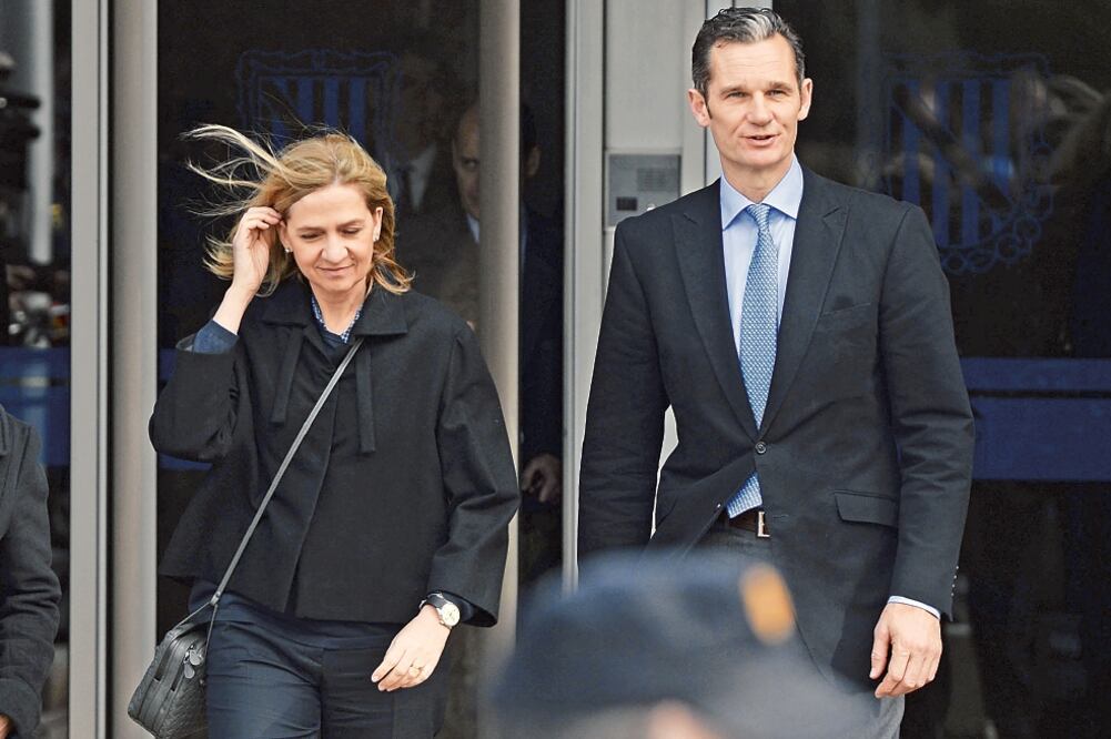 La infanta Cristina y su esposo, Iñaki Urdangarin, al salir ayer de la corte de Palma de Mallorca, tras presentarse para el juicio oral por el caso Nóos (JOAN LLADO. AP)