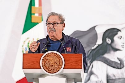 Taibo regala 25 mdp en libros a Cuba, Venezuela, Colombia y otros países 