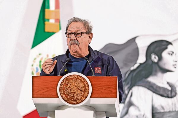 Taibo regala 25 mdp en libros a Cuba, Venezuela, Colombia y otros países 