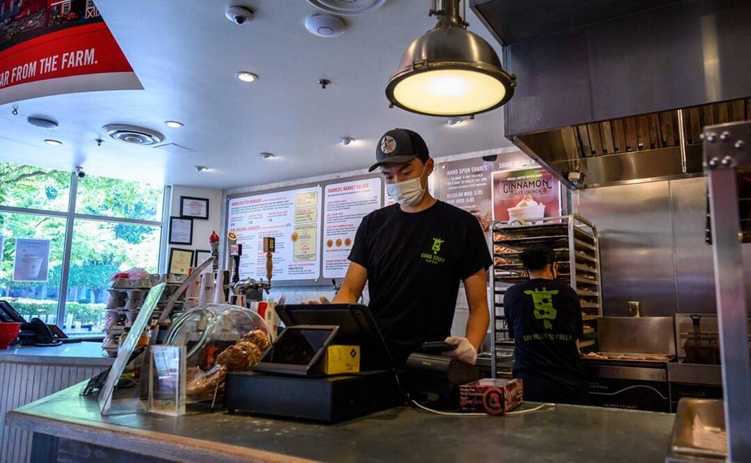 Togi comenzó a trabajar en un restaurante de comida rápida luego de que su padre perdiera su empleo durante la pandemia. Foto: AFP