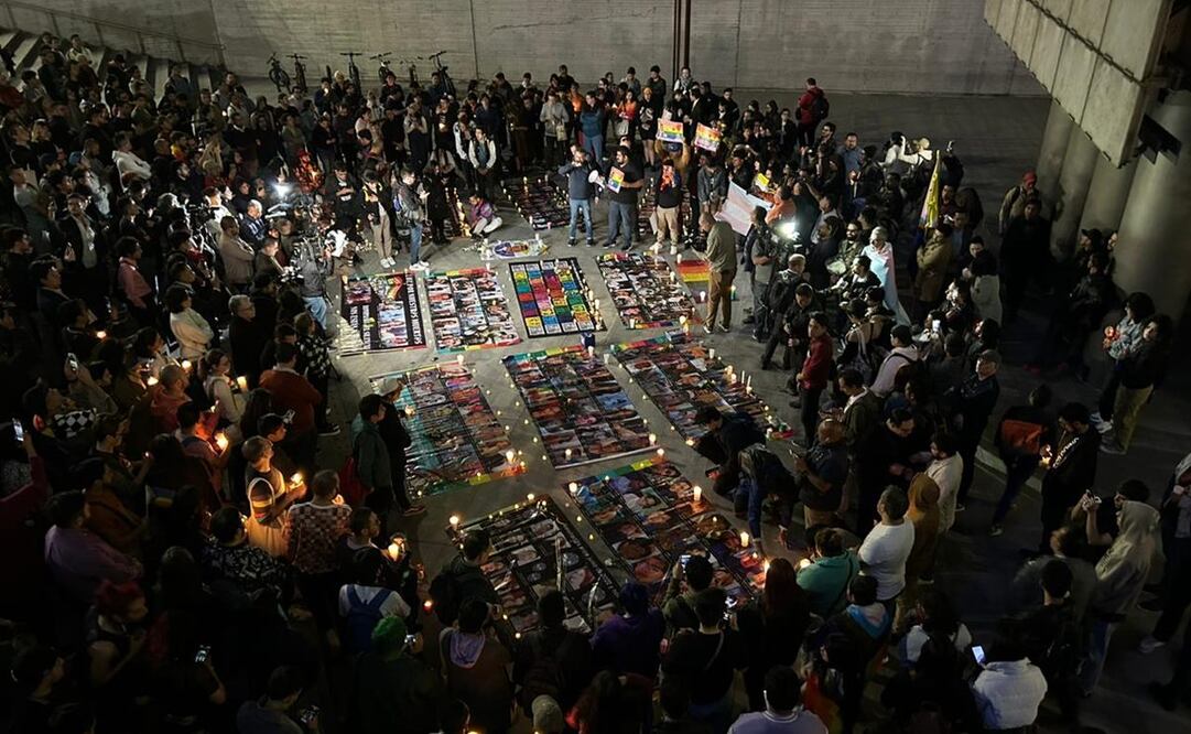 Una multitud se ha reunido a los pies de la estela de Luz para homenajear al maniatarse quién fue encontrado muerto en su casa el día de hoy.  Fotos: Berenice Fregoso / EL UNIVERSAL