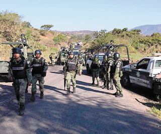 Autodefensas retienen a elementos de la GN