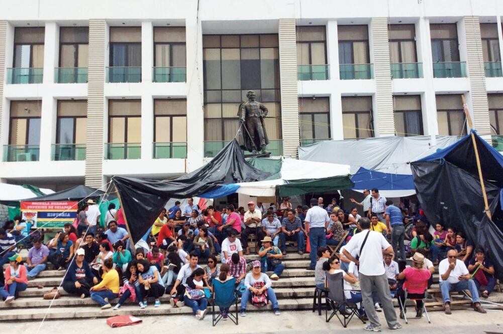 En Tuxtla Gutiérrez, la CNTE bloqueó los accesos al Palacio de Gobierno y el Congreso local